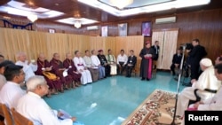 សម្តេច​ប៉ាប Francis ជួប​ជាមួយ​នឹង​មេដឹកនាំ​សាសនា​នៅ​ក្នុង​ប្រទេស​មីយ៉ាន់ម៉ា​នៅ​ក្នុងអគារ Archbishop's House ក្នុង​ក្រុង​រ៉ង់ហ្គូន ប្រទេស​មីយ៉ាន់ម៉ា កាលពី​ថ្ងៃទី២៨ ខែវិច្ឆិកា ឆ្នាំ២០១៧។