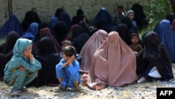 Taleban, 2021'de iktidara geldiğinden bu yana kızlara yönelik orta öğrenim okullarını ve üniversiteleri kapatarak sayısız genç kadını eğitimden mahrum bıraktı ve kadın istihdamına kapsamlı kısıtlamalar getirdi. 