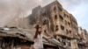 Un hombre reacciona frente a un edificio derrumbado en llamas tras el bombardeo israelí en la ciudad de Gaza el 11 de octubre de 2023.