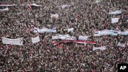Yemenis march in support of a new combined governing council that the Shiite Houthi rebels and their ally, former president Ali Abdullah Saleh, announced late last month, in the rebel-held capital, Sana'a, Yemem, Aug. 20, 2016.