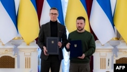 Президент України Володимир Зеленський і президент Фінляндії Александр Стубб підписали двосторонню угоду під час зустрічі в Києві 3 квітня 2024 року. Фото: Пресслужба президента України/AFP