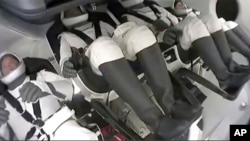 Penumpang dalam penerbangan pribadi pertama SpaceX saat diluncurkan pada 15 September 2021, dari Kennedy Space Center di Cape Canaveral, Florida. (Foto: AP)