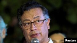 ARCHIVO: El presidente colombiano Gustavo Petro habla durante su visita y después de un consejo binacional de ministros, en Jacmel, Haití, el 22 de enero de 2025.