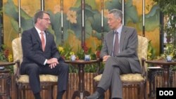 រដ្ឋ​មន្រ្តី​ការពារ​ជាតិ​របស់​អាមេរិក​ លោក Ash Carter (រូប​ឆ្វេង) ជួយ​ជាមួយ​នាយក​រដ្ឋ​មន្រ្តី​សិង្ហបុរី លោក Lee Hsien Loong នៅ​ក្នុង​ប្រទេស​សិង្ហបុរី​ កាលពី​ថ្ងៃទី២៩ ខែឧសភា ឆ្នាំ២០១៥ ដោយ​ពិភាក្សា​អំពី​ការ​ពង្រឹង​ទំនាក់ទំនង​រវាង​ប្រទេស​ទាំង​ពីរ។