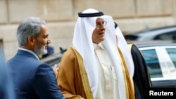 Waziri wa Nishati wa Saudi Arabia Mwanamfalme Abdulaziz bin Salman Al-Saud na Katibu Mkuu wa OPEC Haitham al-Ghais wakipeana mikono kwenye makao makuu ya taasisi ya nchi zinazouza Petroli (OPEC) mjini Vienna, Austria Oktoba 5, 2022. REUTERS.