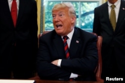 Prezident Donald Tramp Oq uyda jurnalistlar bilan gaplashmoqda, 23-oktabr, 2018-yil.