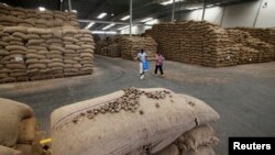 Des noix de cajou sont empilés dans un entrepôt à Bouaké, Cote d'Ivoire, le 23 février 2017. 