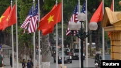 រូបឯកសារ៖ ទង់ជាតិ​អាមេរិក​និង​វៀតណាម ត្រូវ​បាន​ដាក់​បង្ហាញ ក្នុង​អំឡុងពេល​ទស្សនកិច្ច​របស់​អតីត​ប្រធានាធិបតី​អាមេរិក​លោក Barack Obama ទៅ​កាន់​ទីក្រុង​ហាណូយ ប្រទេស​វៀតណាម ថ្ងៃទី២០ ខែឧសភា ឆ្នាំ២០១៦។ 