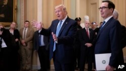 Predsjednik SAD Donald Trump i sekretar za finansije Steven Mnuchin tokom današnjeg susreta sa republikanskim senatorima na Capitol Hillu (Foto: AP/J. Scott Applewhite)