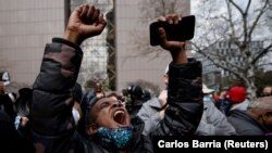 Reakcija jednog čovjeka u Mineapolisu na vijest o presudi Dereku Chauvinu, 20. april 2021.