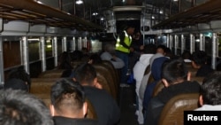 Migranti iz Gvatemale u autobusu posle leta za deportaciju iz SAD, u Gvatemala Sitiju, Gvatemala, 24. januara 2025. (Foto: Instituto Guatemalteco de Migracion/Handout via REUTERS)