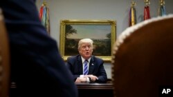 ប្រធានាធិបតី​ដូណាល់ ត្រាំ​ថ្លែង​នៅ​ក្នុង​កាារប្រជុំ​ជាមួយ​មេដឹកនាំ​សភា​និង​មន្រ្តី​រដ្ឋបាល​មន្រ្តី​កំណែង​ទម្រង់ពន្ធ​នៅ​សេតវិមាន​កាលពី​ថ្ងៃទី​០៥ កញ្ញា ២០១៧។