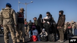 Refugjatët sirianë që jetojnë në Turqi presin në radhë tek kalimi kufitar në mes Turqisë dhe Sirisë për t'u kthyer në Siri më 9 dhjetor, 2024/AFP 