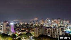 從以色列南部的阿什凱倫看到，以色列的鐵穹反導系統攔截從加沙地帶發射的火箭。