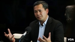 រូបឯកសារ៖ លោក​ឧត្តម​សេនីយ៍​ឯក​ ហ៊ុន​ ម៉ាណែត ​នាយ​រង​សេនា​ធិការ​ចម្រុះ​នៃ​កង​យោធពល​ខេមរភូមិន្ទ​បញ្ជាក់ពី​ភាព​ជោគជ័យ​នៃ​​ទស្សន​កិច្ច​របស់​លោក​នៅ​ឯសហរដ្ឋអាមេរិក និង​ប្រទេស​កាណាដា​ បើ​ទោះជា​​មាន​បាតុកម្ម​ប្រឆាំងរូប​​លោក និង​មាន​ព័ត៌មាន​អំពី​ពាក្យ​បណ្តឹង​ប្រឆាំង​នឹង​លោក​យ៉ាង​ណា​ក្តី កាលពី​ថ្ងៃទី២៥ ខែ​មេសា ឆ្នាំ២០១៦។​ លោក​ ហ៊ុន​ ម៉ាណែត​ លើក​ឡើង​ថា ​មាន​ការ​ផ្សព្វផ្សាយ​ព័ត៌មាន​បំភ្លៃ​ជា​ច្រើន​ជុំវិញ​ទស្សនកិច្ច​របស់លោក​ ដូចជា​លោក​ត្រូវ​សមត្ថកិច្ច​អាមេរិក​ឃាត់ខ្លួន​ជាដើម (ហ៊ាន សុជាតា/VOA)