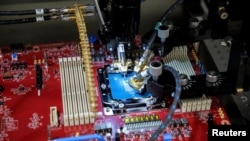 ภาพเครื่องจักรที่กำลังตรวจสอบชิป Azure Cobalt ในห้องแล็บของไมโครซอฟต์ที่เมืองเรดมอนด์ (ที่มา: Courtesy of Microsoft/Handout via Reuters)