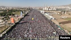 Pristalice Huta okupljaju se nakon što su SAD i Britanija izvele napade protiv Huta