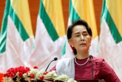 រូប​ឯកសារ៖ លោកស្រី Aung San Suu Kyi ថ្លែង​សុន្ទរកថា​ទៅ​កាន់​ប្រទេស​ជាតិ​អំពី​ស្ថានភាព​នៅរដ្ឋ Rakhine និងបញ្ហា​ជនជាតិ​រ៉ូហ៊ីងយ៉ា(Rohingya) កាល​ពី​ឆ្នាំ​២០១៧។
