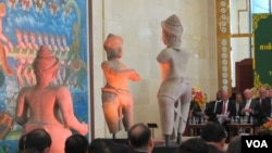  រូប​ចម្លាក់​​បុរាណ​ទាំង​បី ដែល​ត្រូវ​បាន​ប្រគល់​ជូន​​ប្រទេស​កម្ពុជា​វិញ។ 