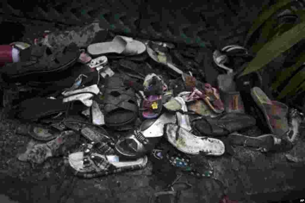 Peshovar shahridagi cherkovda halok bo'lganlarga tegishli bir uyum oyoq kiyimlari, 23-sentabr, 2013-yil.