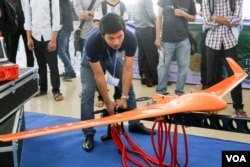 រូបឯកសារ៖ ការ​ដាក់​តាំង​បង្ហាញ​ផលិតផល​បច្ចេកវិទ្យា ​នៅ​ក្នុង​កម្មវិធី​មហោស្រព​បច្ចេកវិទ្យា​ (Inno-Tech Festival Cambodia) ប្រចាំ​ឆ្នាំ​នៅ​ក្នុង​រាជធានីភ្នំពេញ​ កាល​ពីថ្ងៃ​ទី​១៨​ ខែ​មីនា​ ឆ្នាំ២០១៦។​ (ហ៊ាន សុជាតា/VOA)