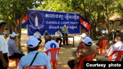 រូប​ឯកសារ៖ សកម្មភាព​ជួបជុំគ្នា​នៃ​សកម្មជន​និង​មន្រ្តី​របស់​គណបក្ស​ភ្លើងទៀន នៅ​សង្កាត់​សំបួរ ក្រុង​សៀមរាប នៅ​ថ្ងៃទី១៥ ខែវិច្ឆិកា ឆ្នាំ២០២១។ (រូបថត៖ គណបក្ស​ភ្លើង​ទៀន) 