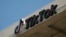TikTok logo na zgradi TikTok-a u Culver Cityju, Kalifornija, 11. marta 2024. Predstavnički dom SAD-a ide naprijed sa prijedlogom zakona koji zahtijeva da kineska kompanija ByteDance proda TikTok ili se suoči sa zabranom u Sjedinjenim Državama.