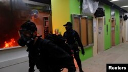 香港一些抗議者星期天（1月26日）在未入伙的暉明邨大廈大堂縱火，抗議當局計劃將其用作隔離設施。