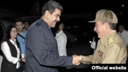 El presidente de Venezuela Nicolás Maduro es recibido por el mandatario cubano Raúl Castro en el aeropuerto internacional de La Habana. Maduró viajó sorpresivamente para entregar ayuda a Cuba por los daños dejados por el huracán Irma. Sept. 21, 2017 Foto: Martí Noticias. La CIDG destacó el grave deterioro de los DDHH en Cuba y Venezuela. 