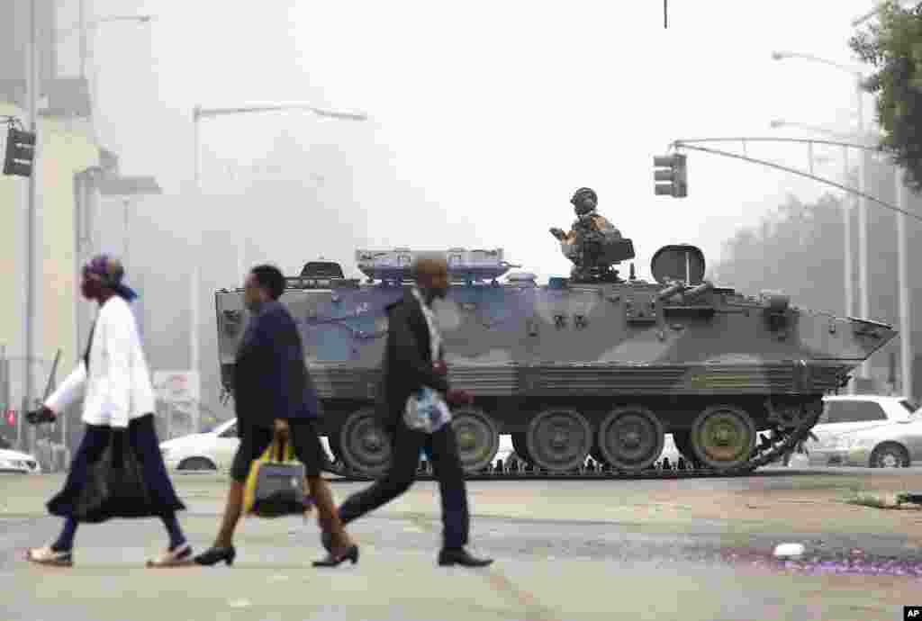 Un soldat patrouille dans les rues d'Harare, au Zimbabwe, le 15 novembre 2017.