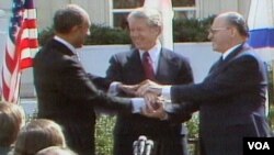 Predsjednik Egipta Anwar El Sadat, predsjednik Sjedinjenih Država Jimmy Carter i premijer Izraela Menachem Begin u Camp Davidu, nakon postizanja Mirovnog sporazuma izmedju Egipta i Izraela, 1979. godine