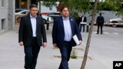 Fired Catalan vice president Oriol Junqueras, right, arrives at the national court in Madrid, Nov. 2, 2017.