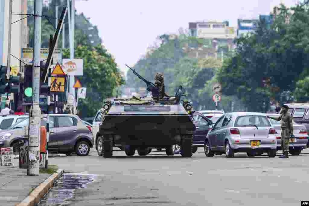 L'armée du Zimbabwe patrouille dans les rues d'Harare, le 15 novembre 2017.