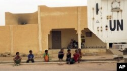 រូបឯកសារ៖ កុមារ​មើល​​រថយន្ត​​របស់​អង្គការ​សហ​ប្រជាជាតិ​​បើក​ក្នុង​​ទីក្រុង ​Kidal នៃ​ប្រទេស​ម៉ាលី នៅ​ថ្ងៃទី២៣ ខែកក្កដា ឆ្នាំ២០១៥។