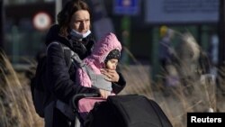 پناهجویان اوکراینی که به پولند رسیده اند.