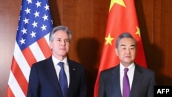 2024年2月16日，美国国务卿安东尼·布林肯(左)与中国外交部长王毅在德国慕尼黑举行的第60届慕尼黑安全会议上会面。