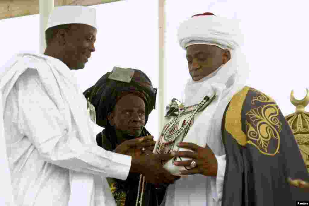 The new Sultan of Sokoto, Saad Abubakar, the spiritual leader of Nigeria's Muslims, receives a copy of the Qura'an from Sokoto state governor Atahiru Bafarawa, during a coronation ceremony in Sokoto March 3, 2007.