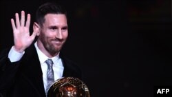 Lionel Messi soulève son 6e Ballon d'or