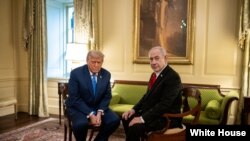 2025年7月7日，唐纳德·特朗普总统与以色列总理本雅明·内塔尼亚胡在白宫共进晚餐前进行私人交谈。