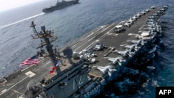 ფოტო არქივიდან: წინა პლანზეა აშშ-ის საზღვაო ძალების ბირთვული ავიამზიდი "აბრაამ ლინკოლნი". 