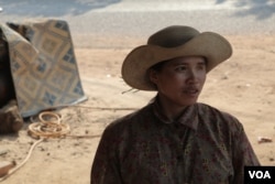 អ្នកស្រី ពីង ចន្រ្ទា ត្អូញត្អែរ​ថា​ឆ្នាំនេះ​មិនមាន​ភ្លៀង ដូច្នេះ​អ្នកស្រី​មិនអាច​ធ្វើស្រែ​រដូវប្រាំង​បាន​ផល​នោះ​ទេ។ (ស៊ុន ណារិន/VOA)