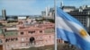 Una bandera argentina ondea frente al Palacio Presidencial de la Casa Rosada antes de la segunda vuelta de las elecciones del 19 de noviembre, en Buenos Aires, Argentina, el 15 de noviembre de 2023.