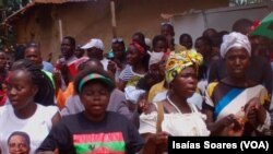 El "Sr. del Papagayo", conocido desde hace años por sus mensajes, participó en esta protesta creativa. En esta oportunidad, resaltando que si bien el 'bolívar soberano', la moneda venezolana nombrada así en honor al Libertador, ha perdido su valor, Bolívar "perdura". Foto: Carolina Alcalde - VOA.