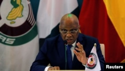Jean Claude Kassi Brou, rais wa Tume ya ECOWAS, akitoa taarifa ya mwisho ya mkutano wa ECOWAS kutoka kwa misheni ya hivi karibuni nchini Mali, Burkina Faso na Guinea kufuatia mapinduzi ya kijeshi katika nchi hizo, huko Accra, Ghana Machi 25, 2022. REUTERS.
