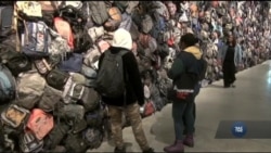 Страшна реальність життя нелегальних іммігрантів відображена у виставці «Вийнятковий стан». Відео