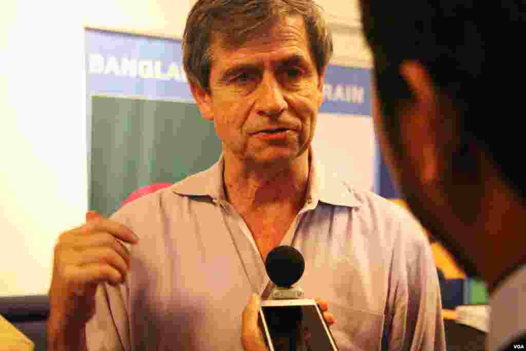 Former Democratic congressman and retired U.S. Navy Admiral Joe Sestak, president of First Global, talks to VOA Khmer reporter Sophat Soeung after the closing of the First Global Challenge robotics competition in Washington, DC, Tuesday, July 18, 2017. (Nem Sopheakpanha/VOA Khmer)