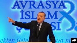 Pria-pria bersenjata yang diyakini sebagai tentara Rusia berjaga-jaga di menara dekat markas angkatan laut yang berbendera Rusia, di Sevastopol, Krimea (19/3).