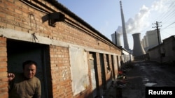 2015年12月10日一民工走出北京一家燃煤電廠附近的住所