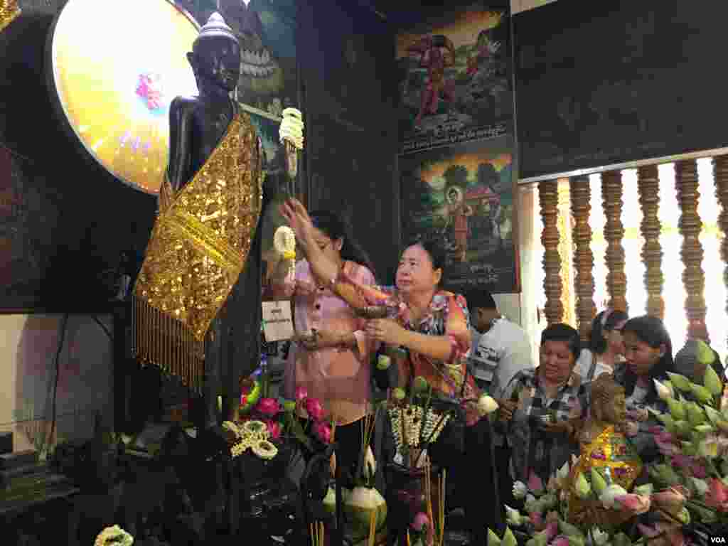 ​ពលរដ្ឋខ្មែរ​គោរពបូជា​ ព្រះអង្គចេក​ ​ព្រះអង្គចម​​ក្នុង​ខេត្ត​សៀមរាប​ ​នៅថ្ងៃ​ទី១​នៃ​ ​ពិធី​បុណ្យ​ចូល​ឆ្នាំ​ប្រពៃ​ណីជាតិ​ខ្មែរ​ ​ទាំង​បី​ថ្ងៃគឺ​ ​ក្នុង​​ថ្ងៃ​ទី១៤​ខែ​មេសា​ឆ្នាំ​២០១៨។ (ប៉ូច រាសី/VOA)