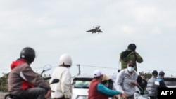 台灣國防部揭露解放軍大規模海上部署。一架台灣幻影2000戰機準備在新竹一個空軍基地降落。（2024年12月10日）